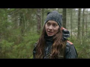 Hilda och Johan arbetar i skogen